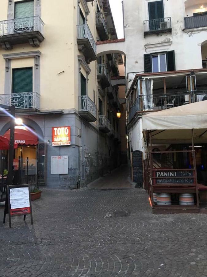 Casa Vacanza "Al Vicolo Delle Colonne" Salerno Exterior foto