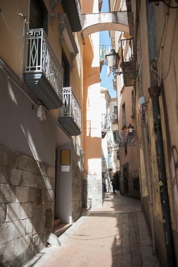 Casa Vacanza "Al Vicolo Delle Colonne" Salerno Exterior foto